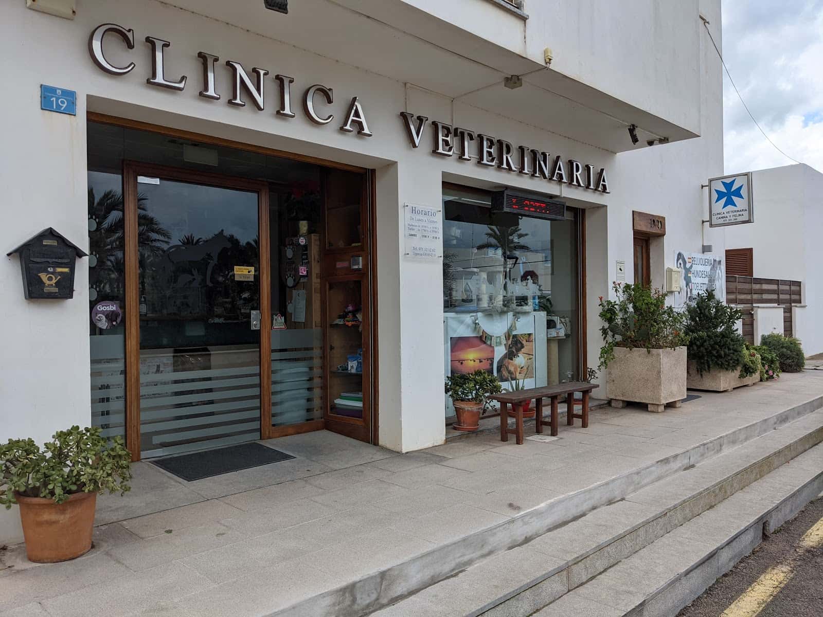 clinica veterinaria la savina veterinario clinica en la savina en illes balears principalImage ADOPTA Sitios Pet Friendly