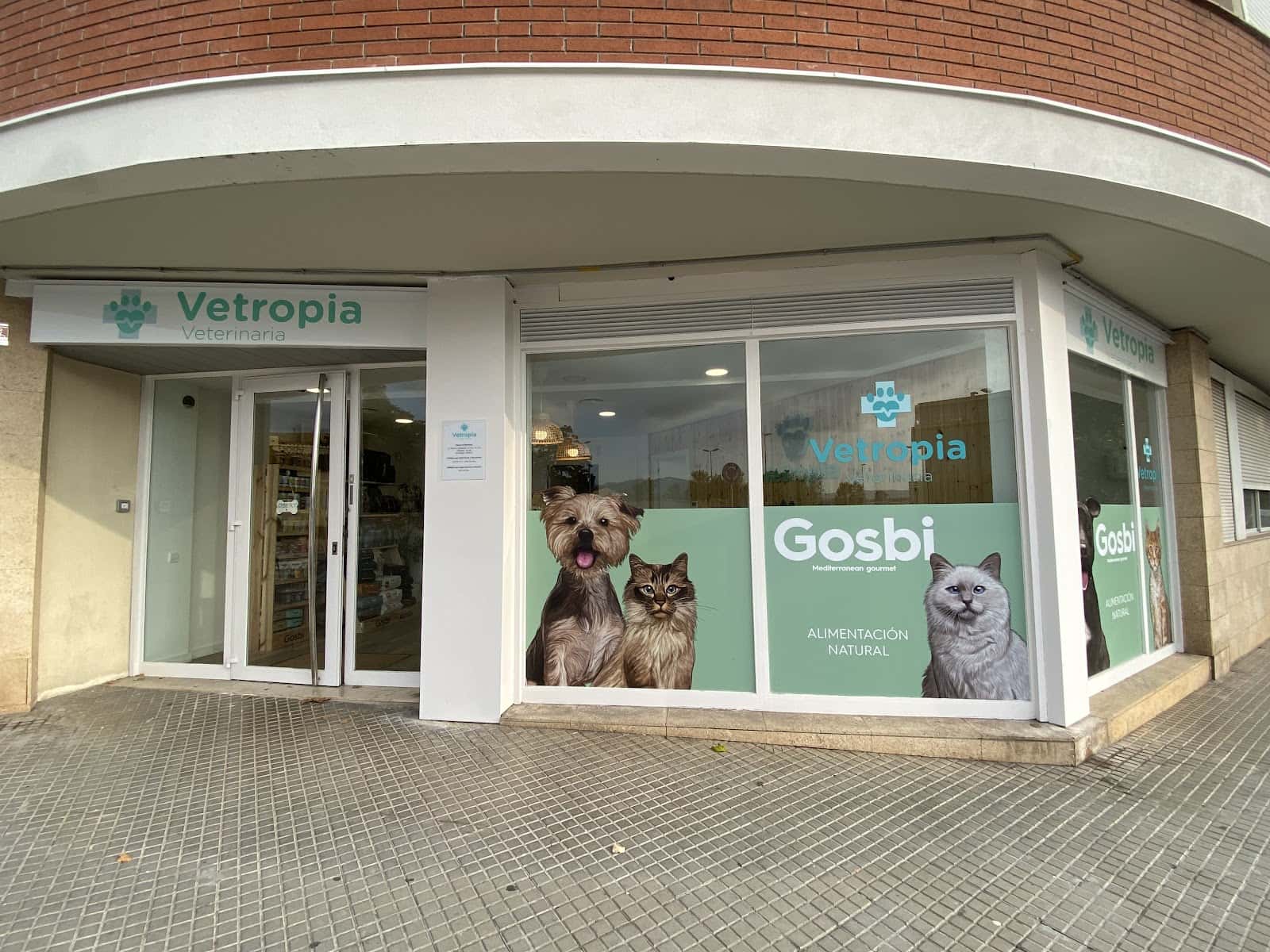 vetropia veterinaria veterinario centro en corro d avall en barcelona principalImage ADOPTA Sitios Pet Friendly