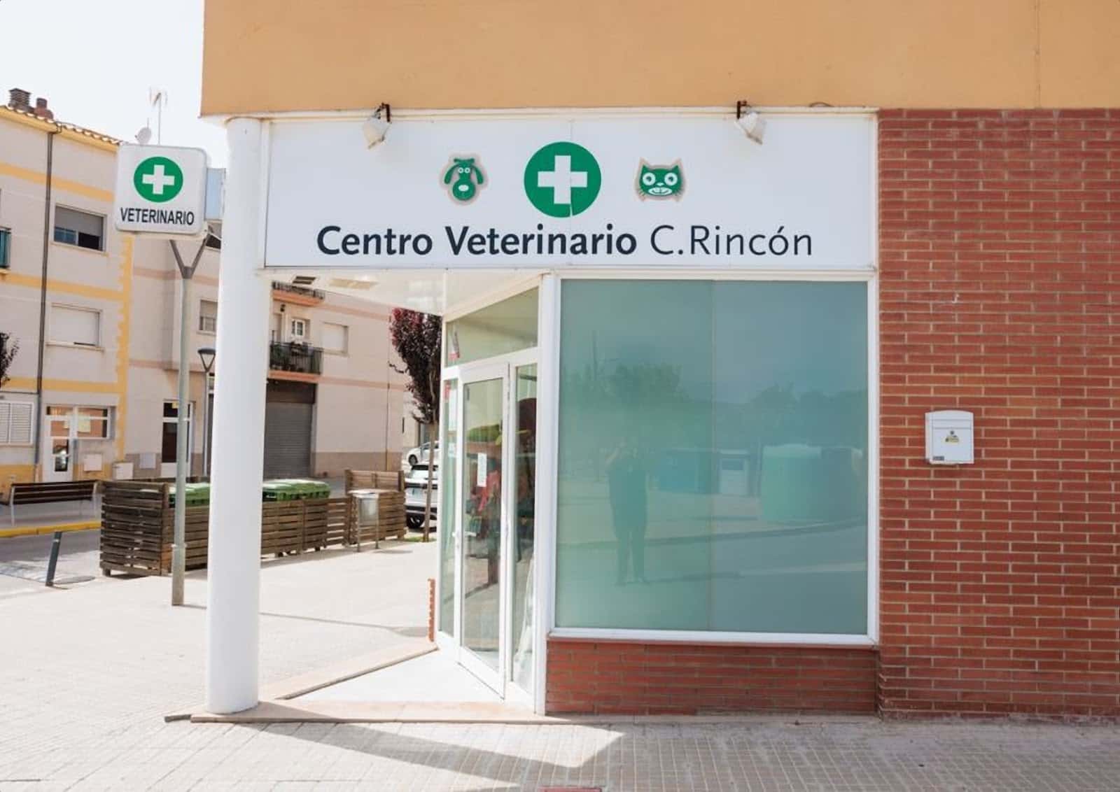 centre veterinari c  rincon veterinario centro en els monjos en barcelona photo undefined ADOPTA Sitios Pet Friendly