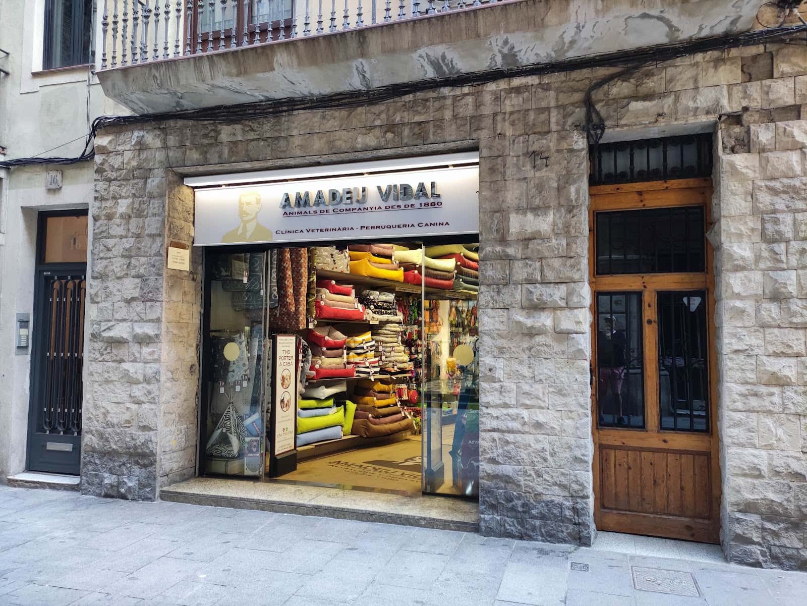 amadeu vidal   botiga d animals de companyia desde 1880 veterinario centro barrio ciutat vella en barcelona en barcelona principalImage ADOPTA Sitios Pet Friendly
