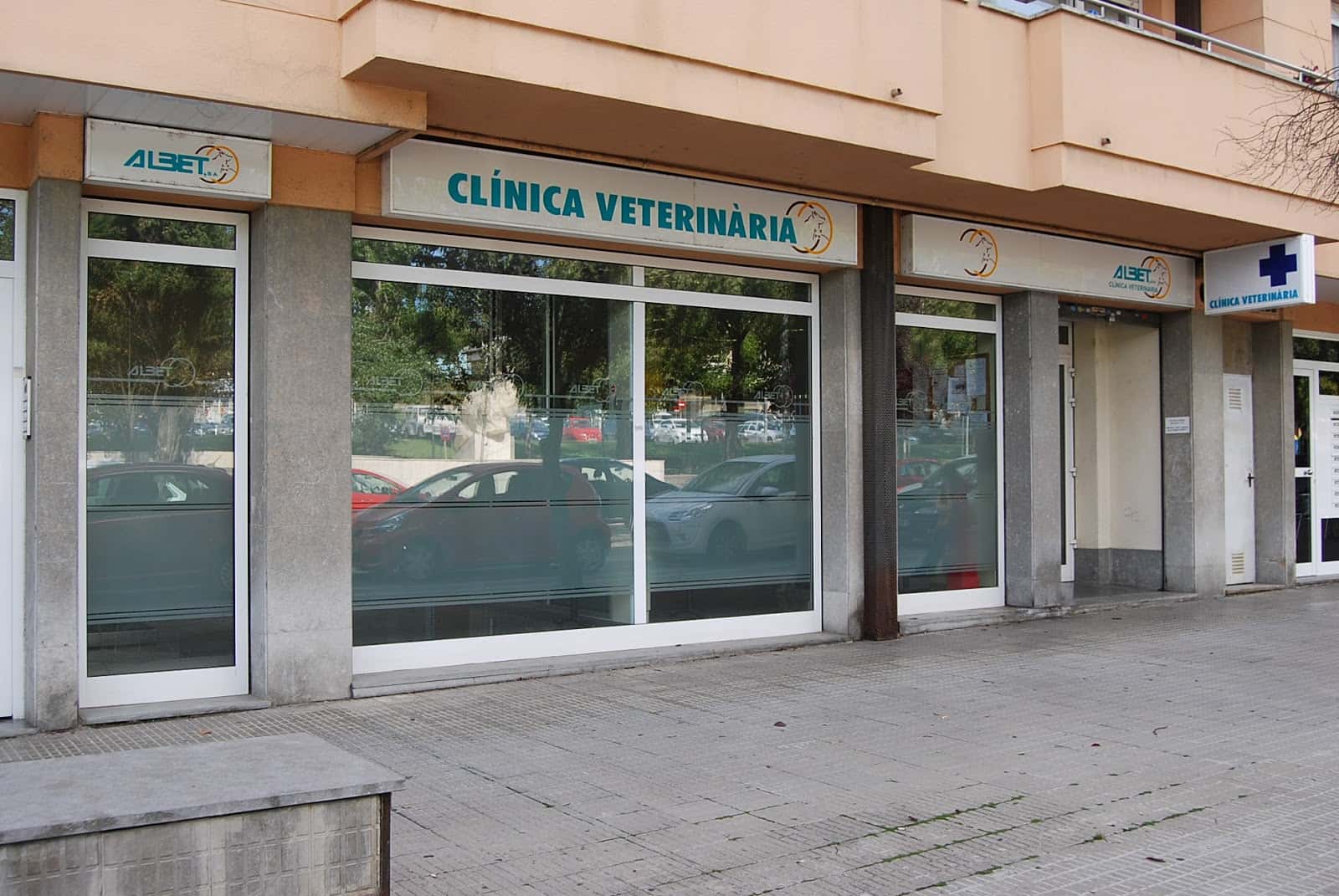 albet clinica veterinaria veterinario clinica en vic en barcelona principalImage ADOPTA Sitios Pet Friendly