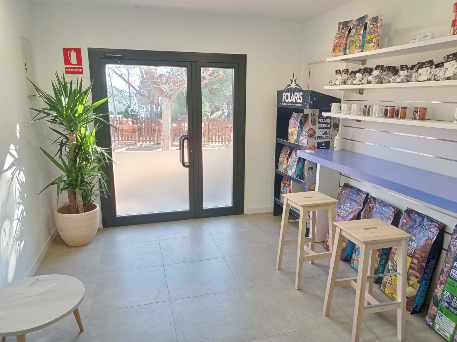 arrels veterinaria veterinario centro en piera en barcelona principalImage ADOPTA Sitios Pet Friendly