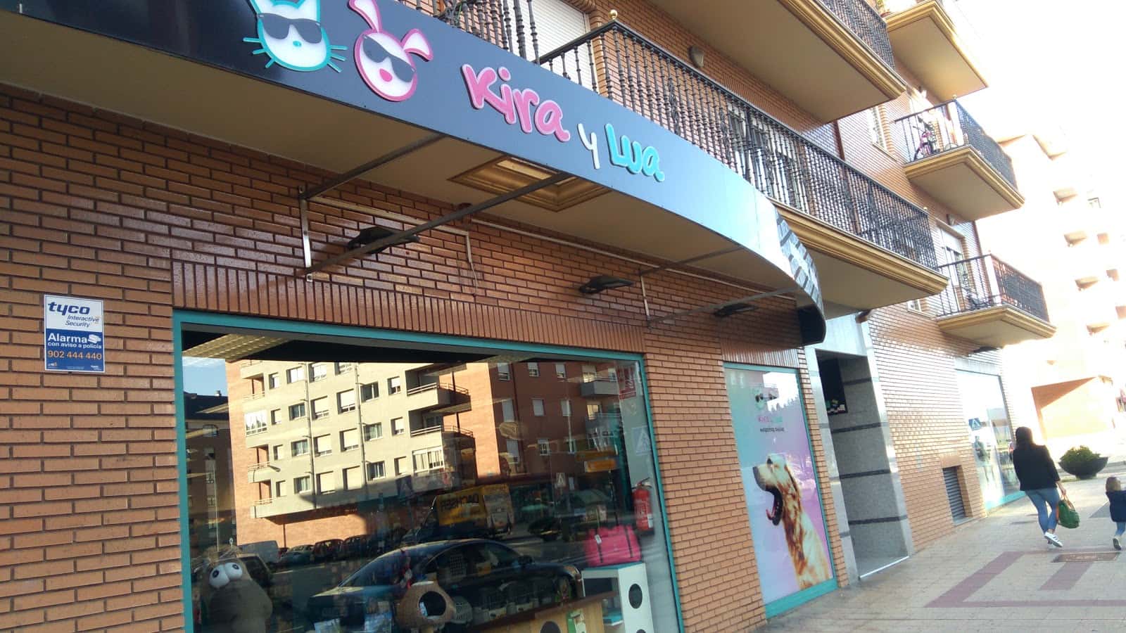kira y lua mascotas chulas veterinario centro barrio leon en leon en leon principalImage ADOPTA Sitios Pet Friendly
