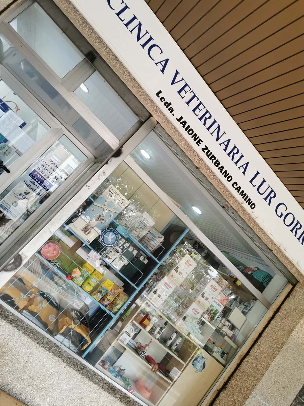 clinica veterinaria lur gorri veterinario clinica en baranain en navarra principalImage ADOPTA Sitios Pet Friendly